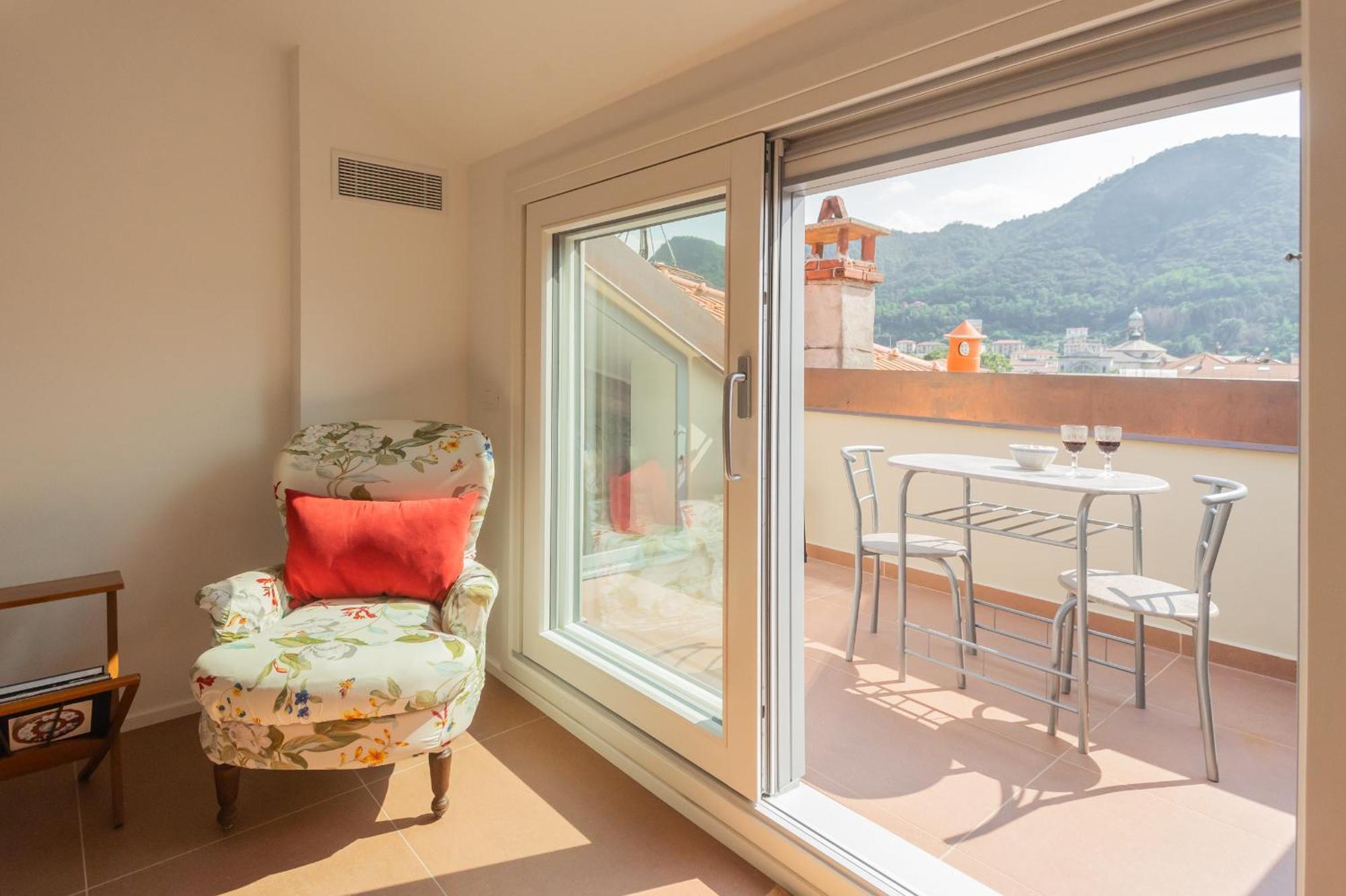 Rooftop Nest In Center By Rent Apartment *